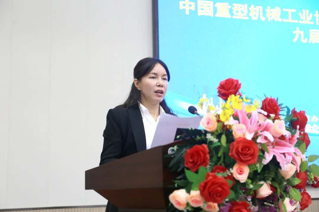 苗紅宣讀《關(guān)于表彰2019年度優(yōu)秀橋、門式起重機(jī)生產(chǎn)企業(yè)的決定》